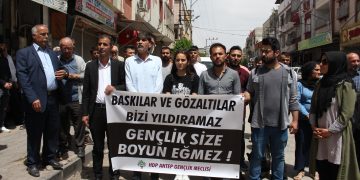 Dîlok’ta gençler rehin alınmaları protesto etti: Gençlik burada dimdik ayakta