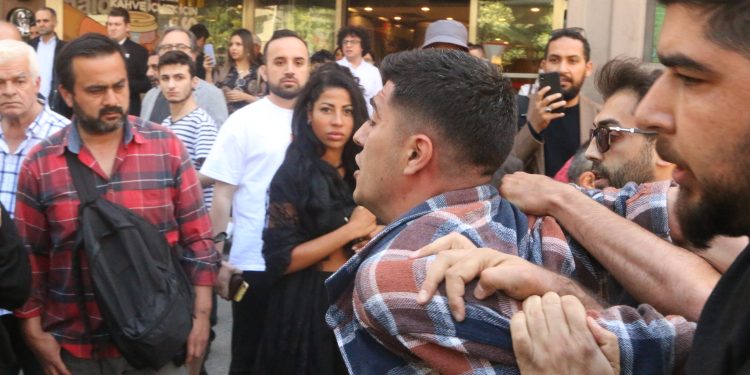 Rehin alınmaları protesto eden gençlere faşist polis saldırdı