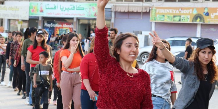 Kobanêli gençler işgal saldırılarına karşı alanlardaydı