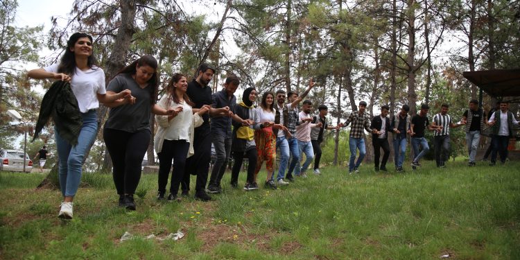 Gençler, düzenlenen şenlikte buluştu