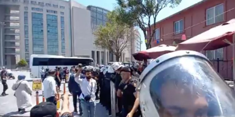 Faşist polis tutsak yakınlarına saldırdı: 5 kişi rehin alındı