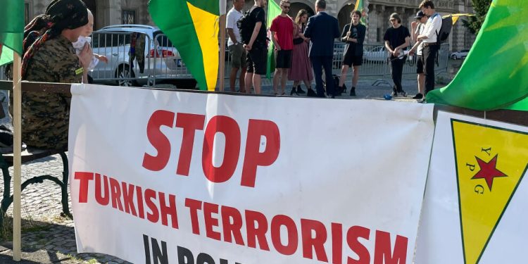 Faşist bakan Mevlüt Çavuşoğlu, protesto edildi