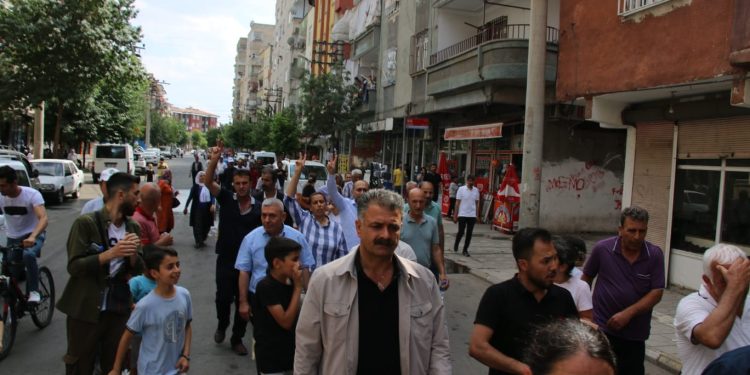 YENİLENDİ – Gemlik Yürüyüşü açıklaması sonrası kitle yürüyüşe geçti