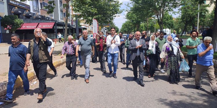 Riha’da engellemelere karşı yürüyüş: İmralı’ya bin selam