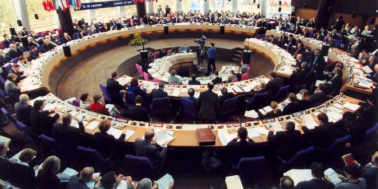 Bakanlar Komitesi Halklar Önderi Abdullah Öcalan için Türkiye’den savunma istedi