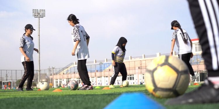 Genç kadınlar engelleri aşıyor