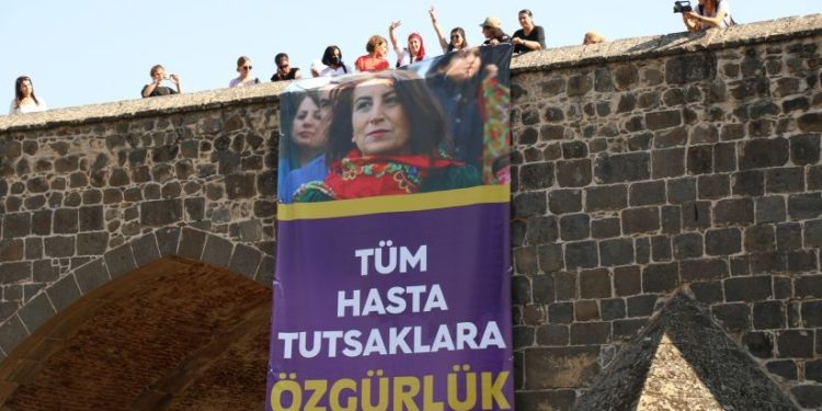 Kadınlar Aysel Tuğluk’un posterini Ongözlü Köprü’ye astı