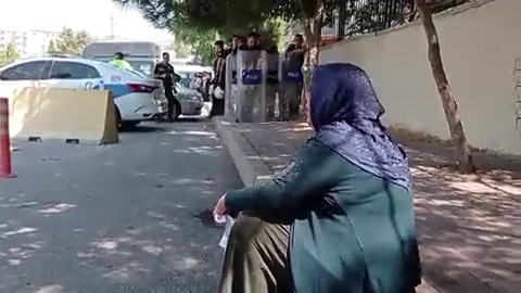 Urfa valiliği, Emine Şenyaşar adliyeye girmesin diye bariyer kurdu!