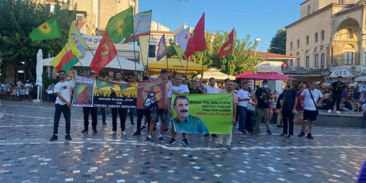 Atina gençliğinden sivil itaatsizlik eylemi