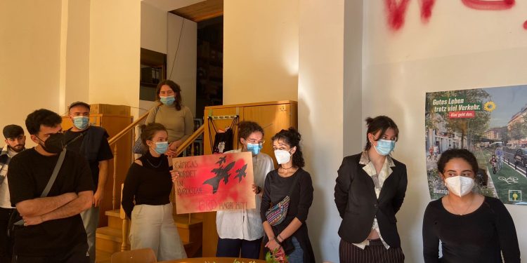 TekoJIN ve enternasyonalist genç kadınlar öncülüğünde işgal eylemi