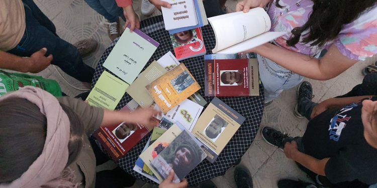 Gençler Dêrîk’te Önder Apo’nun kitaplarını dağıtıyor