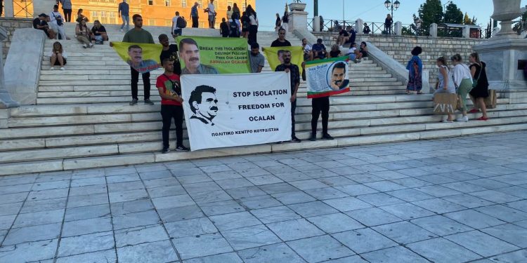 Atina gençliğinden Önder Apo’ya özgürlük eylemi