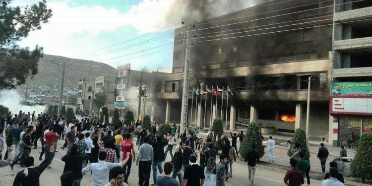 Mahabad’ta valilik binası ateşe verildi