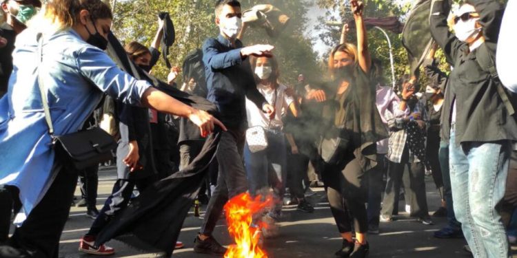 Rojhilat ve İran gençliği rejime karşı korkusuzca direniyor