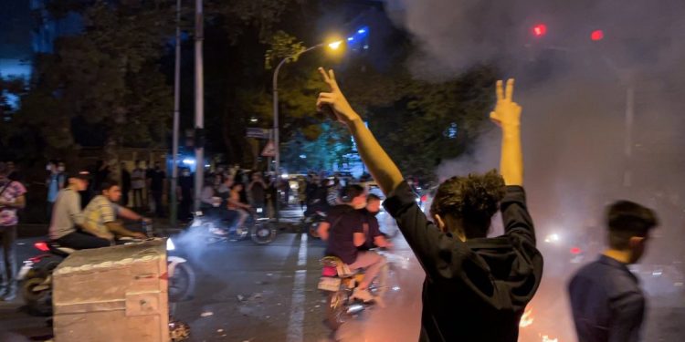 Tahranlı gençlerden eylemleri büyütme çağrısı