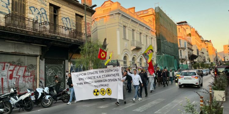 Atina’da gençlerden sivil itaatsizlik eylemi