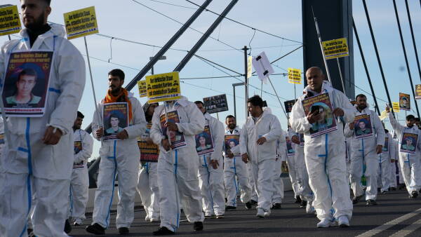 Düsseldorf’ta on binler kimyasala karşı ayakta