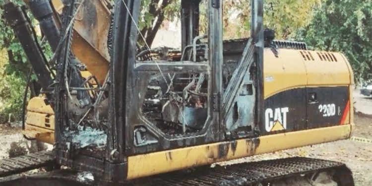 YPS Farqîn’de kayyum’un iş makinesini yaktı