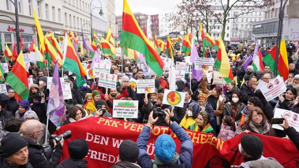 Berlin’de PKK yasağına karşı yürüyüş