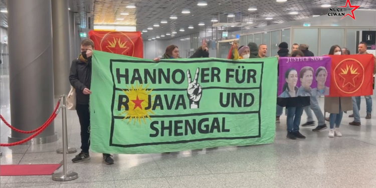 YENİLENDİ – Hannover Havaalanı’nda gençlerden sivil itaatsizlik eylemi