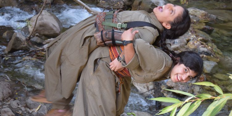 AHURA ÜLKESİNİN KIZLARI