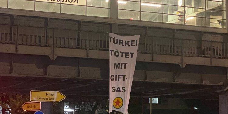 TekoJIN ve TCŞ’den Kottbusser Tor’da dev pankart eylemi