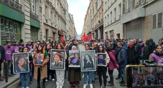 Binlerce kişi Paris’te bir araya geldi