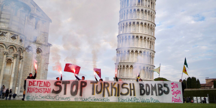 Öğrencilerden ve enternasyonalist gençlerden Pisa Kulesi önünde eylem