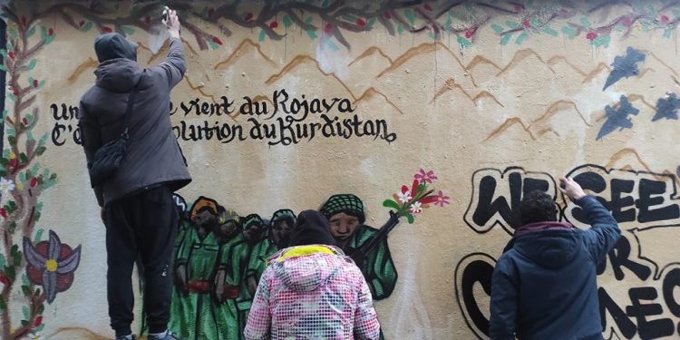 Paris’te enternasyonal gençlikten duvar resmi – “Suçlarınızı görüyoruz, sessiz kalmayacağız!”