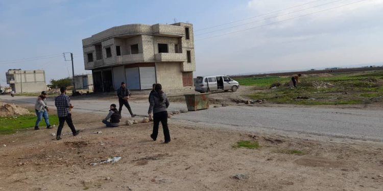 Gençler devriye gezmek isteyen Rus askeri araçlarını taşladı