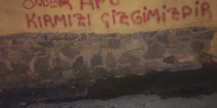 Dersîm Yurtsever Gençliğinden yazılama ve pankart; “Önder Apo kırmızı çizgimizdir”
