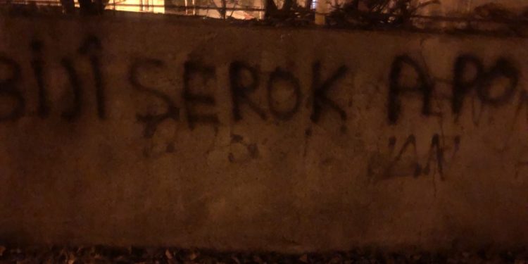 Dersîm Yurtsever Gençliğinden yazılama ve pankart; “Önder Apo kırmızı çizgimizdir”