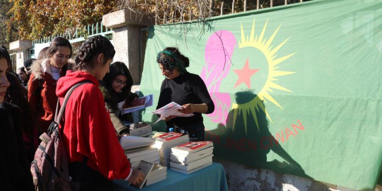 Yekîtiya Jinên Ciwan’dan ‘’Gençlik Önder Apo nun Fedaisidir’’ şiarıyla stant