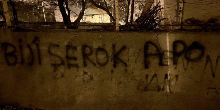 Dersîm Yurtsever Gençliğinden yazılama ve pankart; “Önder Apo kırmızı çizgimizdir”