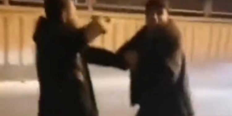 Türk polisi iki genci silahla yaraladı