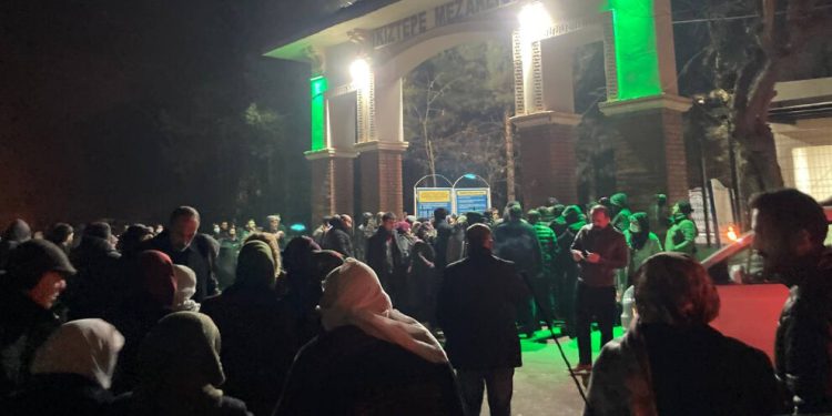 Halk şehitlerini sloganlarla uğurladı