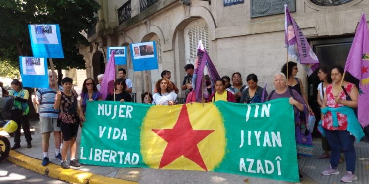 Arjantin’liler Paris Katliamı şehitlerini andı