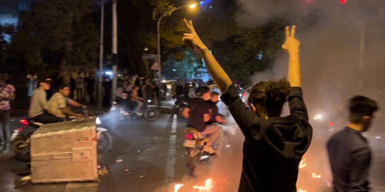 Özgürlük, devletten ve hiyerarşiden uzaklaşmayla olur