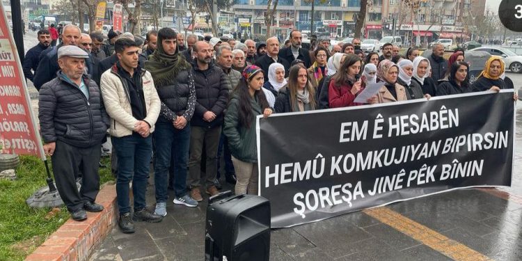 Elîh halkı Paris şehitlerini andı