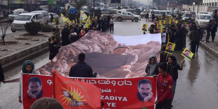 Tevgera Ciwanên Şoreşger ve Yekîtiya Jinên Ciwan Minbic’te Önder Apo için yürüyüş gerçekleştirdi