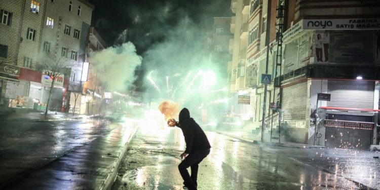 Kürt gençliği ulusal onur kavgasına gönüllüce katılıyorlar