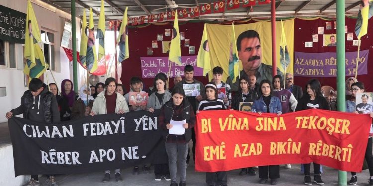 Mexmur gençleri ve genç kadınları tecride karşı nöbet eylemini devraldı