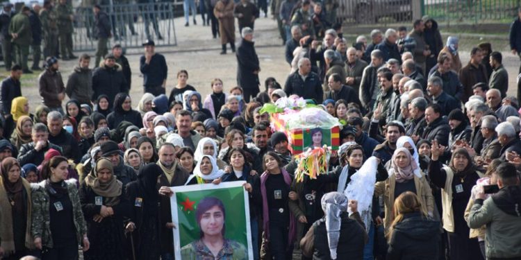 YPJ savaşçısı şehit Nupel Têkoşer Derîk için kitlesel cenaze töreni düzenlendi