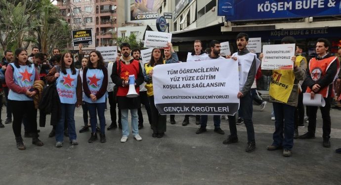 Üniversitelilerden uzaktan eğitime tepki