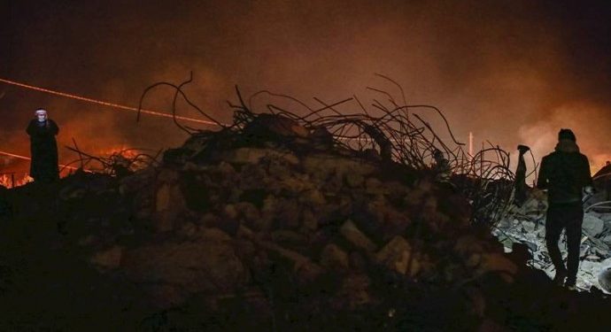 Depremin hissedildiği Suriye’de 2 bina yıkıldı, yaralılar var