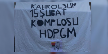 HDP Gençlik Meclisi İstanbul’da komploya dikkat çekmek amacıyla pankart astı