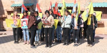 Genç kadınlar Kobanê’de 15 Şubat Komplosu’nu protesto etti