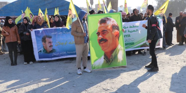 Yekîtiya Jinên Ciwan öncülüğünde Reqa’da 15 Şubat Komplosu’na karşı çadır eylemi gerçekleştirdi