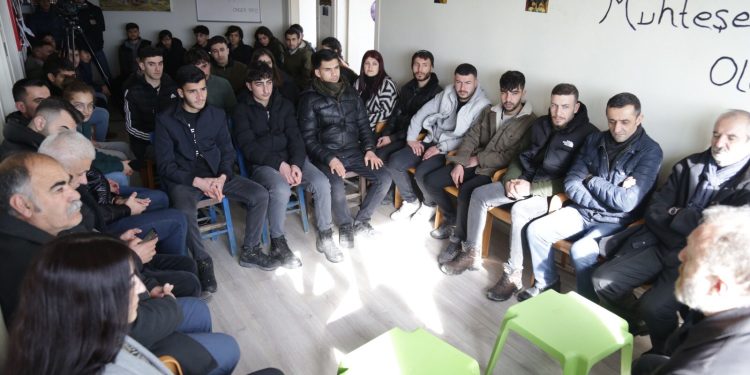 Sezai Temelli Wan’da gençlerle bir araya geldi