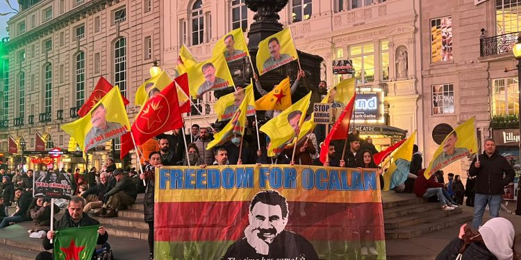 Polis Londra’daki gençlik eylemini engellemeye çalıştı